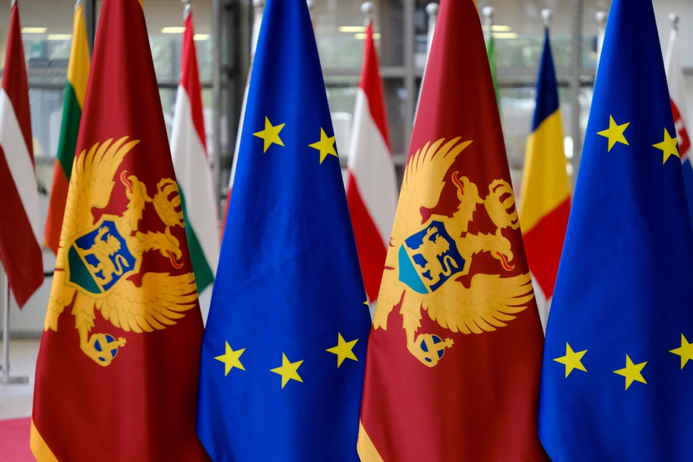 Zastave EU-a i Crne Gore