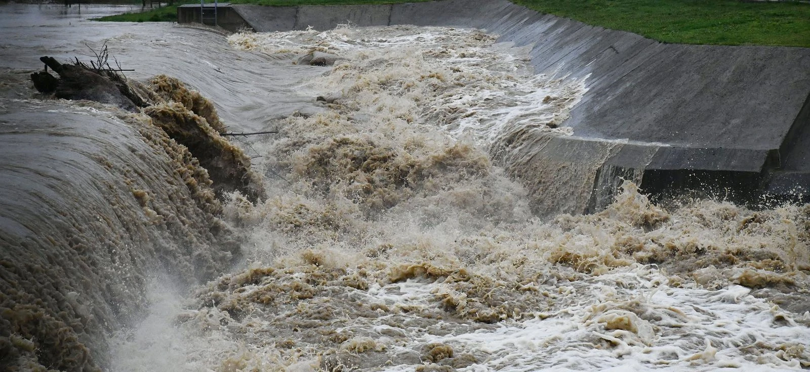 Obilna kiša u Slavoniji stvara velike probleme, poplavljene kuće i ceste
