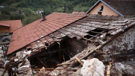  Odron iz kamenoloma uzrokovan jučerašnjim poplavama zatrpao je kuće u Donjoj Jablanici 
