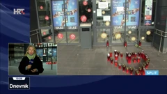 Ispred trgovačkog centra ljudi pale svijeće i ne mogu vjerovati da se ovako nešto brutalno moglo dogoditi