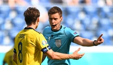 Albin Ekdal i sudac Daniel Siebert, Foto: Kirill Kudryavtsev/ REUTERS