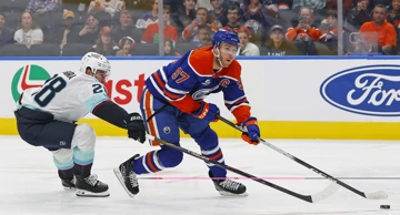 Josh Mahura i Connor McDavid