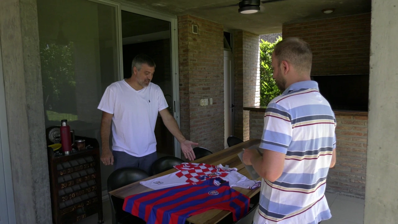 Ivan Gabrich pokazuje trofejne dresove