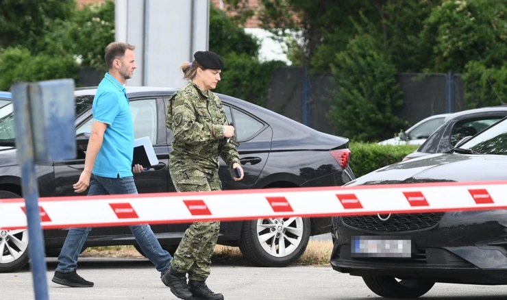 Istražitelji vojne policije ispred MUP-a u Heinzelovoj ulici 