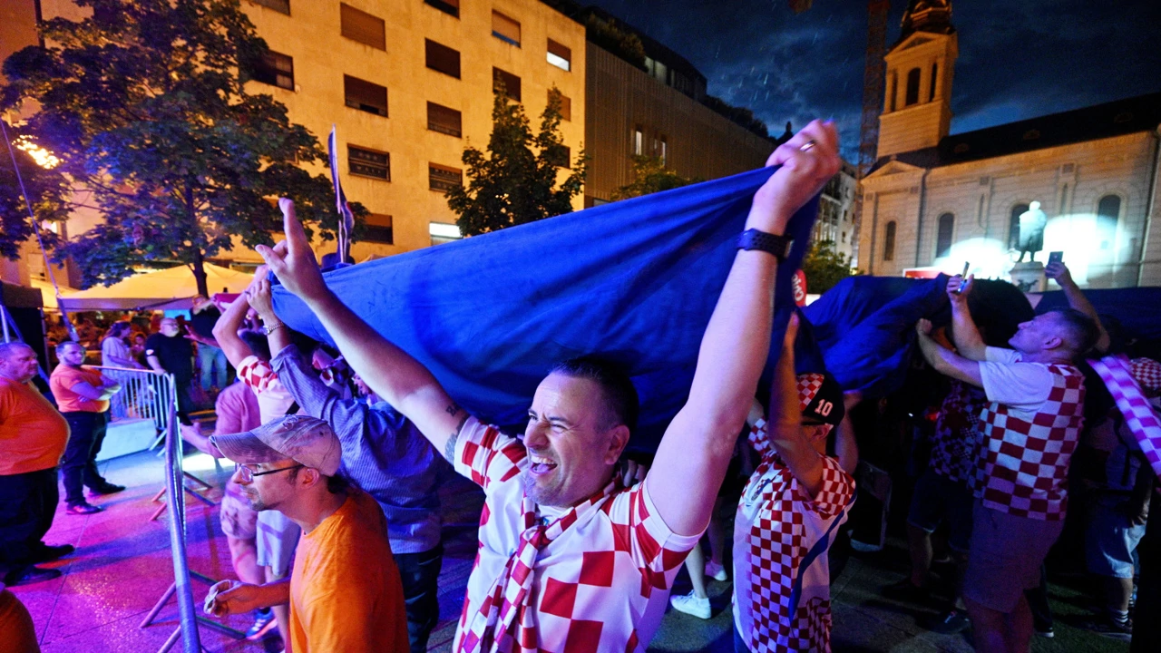 U Zagrebu navijači na kiši čekaju početak utakmice, Foto: Damir Krajac/CROPIX