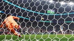 Messi zabija Livakoviću, Foto: Dylan Martinez/REUTERS