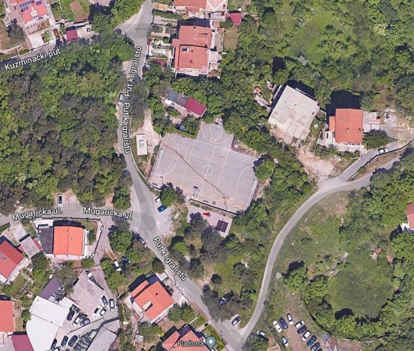 Mjesto na kojem je nekad stajala škola, danas igralište 