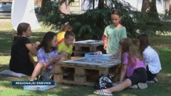 Mali Bjelovarčani u hladovini parka igraju društvene igre