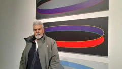 Joško Eterović ispred radova iz ciklusa Secundum minimum