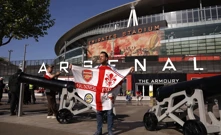 Navijač Arsenala ispred stadiona Emirates, Foto: Andrew Couldridge/Action Images via Reuters