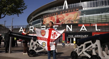 Navijač Arsenala ispred stadiona Emirates