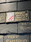 Pločica s imenom udruge "Camino-Hrvatska" u restoranu Radmile Galić Koukaras, Foto: ustupljena fotografija/Jakov Šteko 