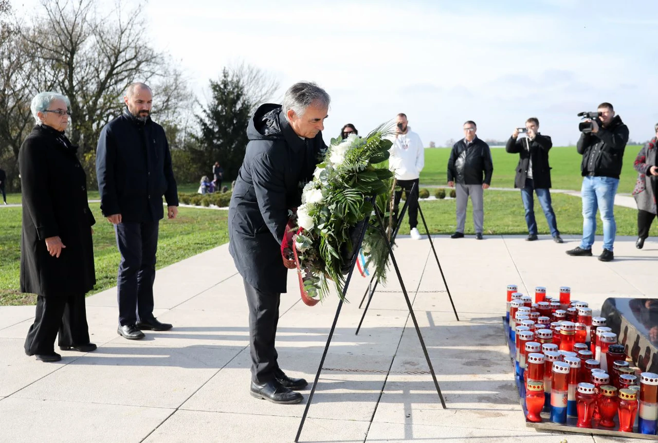 Predstavnici srpskih organizacija odali su počast ubijenima u Vukovaru 1991. godine i na Ovčari, Foto: Davor Javorović/PIXSELL