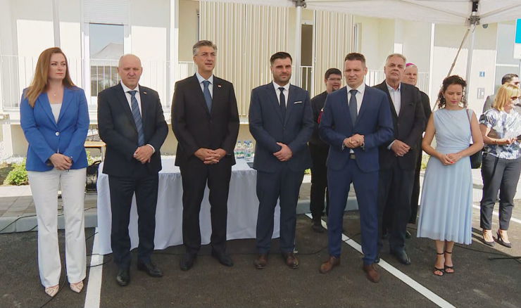 Plenković podijelio ključeve novih stanova i poručio: "Do kraja 2027. sve će biti gotovo"