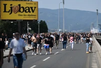 Tisuće fanova Thompsona prolazi Mostom Slobode koji je zatvoren za promet , Foto: Josip Mikacic/PIXSELL