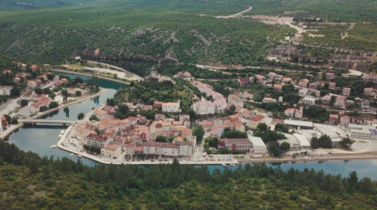 Obrovac: mediteranski gradić gdje se rađa i bura, i priče i turizam