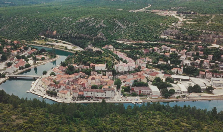 Obrovac: mediteranski gradić gdje se rađa i bura, i priče i turizam