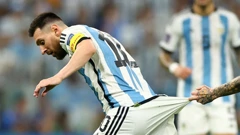  Lionel Messi, povlači ga Marcelo Brozović 
