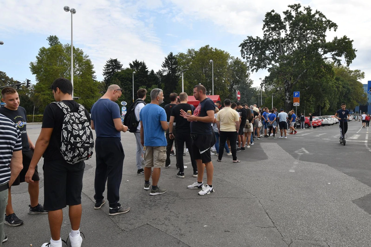 Navijači Dinama čekaju svoju ulaznicu, Foto: Sandra Simunovic//PIXSELL