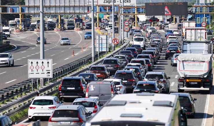 Pojačan promet u smjeru mora, gužve zbog prometnih nesreća