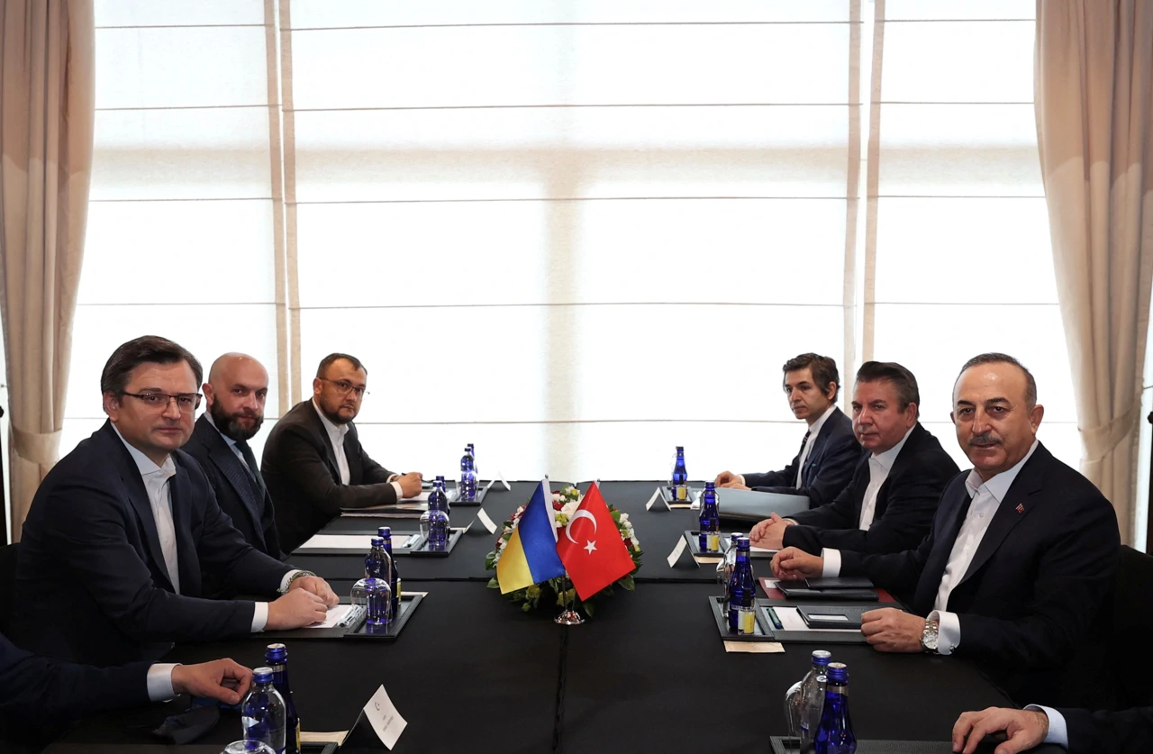 Dmitro Kuleba (skroz lijevo) i Mevlut Cavusoglu (skroz desno)