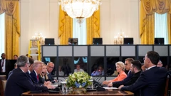 Trump i Zelenski za stolom s europskim čelnicima i šefom NATO-a, Foto: Alexander Drago/REUTERS