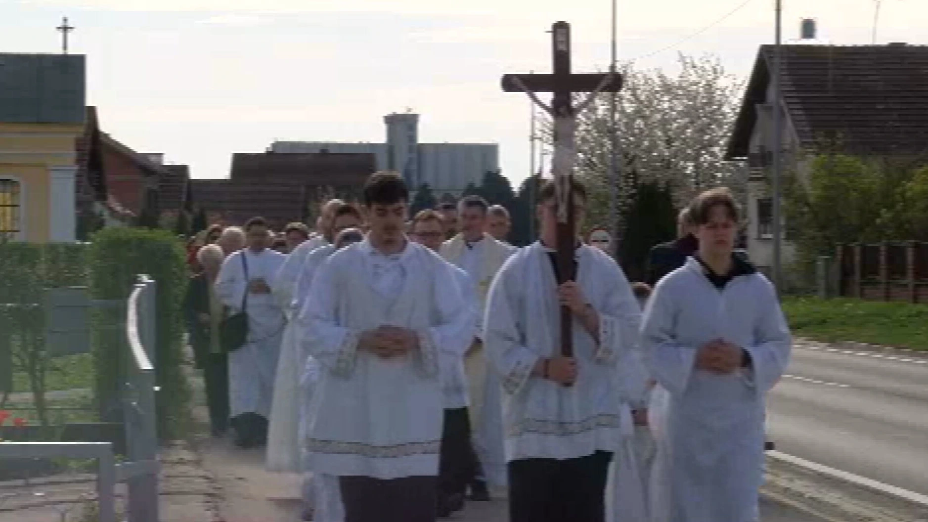 Stotine vjernika u Koprivnici na tradicionalnoj uskrsnoj procesiji - HRT