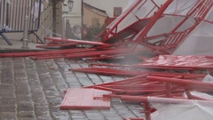 Zagreb: Vjetar srušio skelu na Markovom trgu, Foto: HTV/HRT