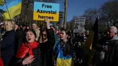 Prosvjednici pjevali ukrajinsku himnu dok čelnici stižu na sastanak u Londonu