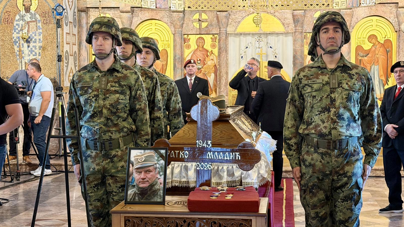 Ratni zločinac Ratko Mladić u Srbiji pokopan uz vojne počasti - HRT