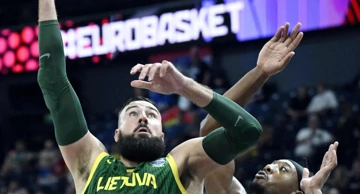 Jonas Valanciunas i Dan Akin