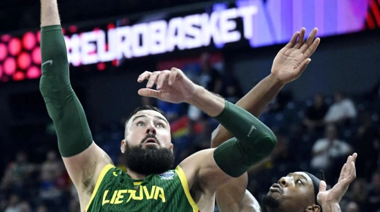 Jonas Valanciunas i Dan Akin