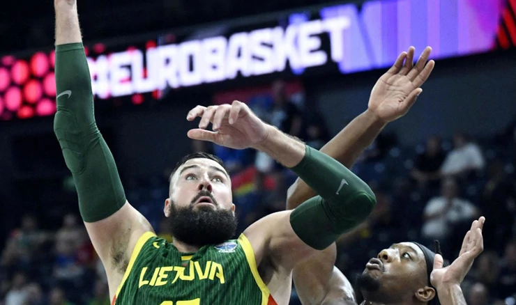 Jonas Valanciunas i Dan Akin