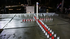 Zagreb: Ispred Spomenika dr. Franji Tuđmanu, lampašima je ispisano ime grada Vukovara i napravljen je križ , Foto: Neva Zganec/PIXSELL