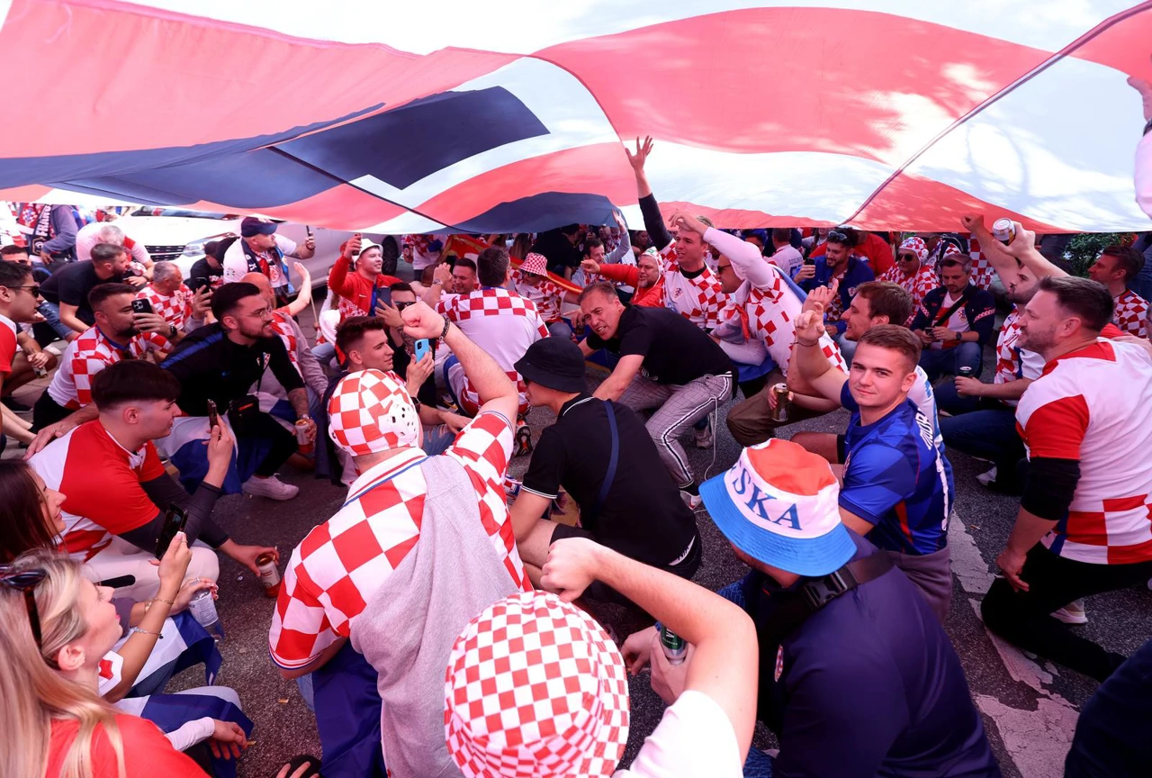 Navijačka zastava u Hamburgu  , Foto: Sanjin Strukic  /PIXSELL