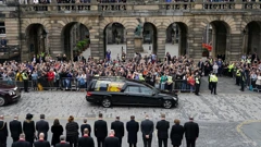 Brojni građani okupili su se u Edinburghu kako bi dočekali povorku