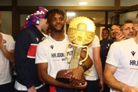 Chidozie Awaziem s trofejem, Foto: Miroslav Lelas/PIXSELL