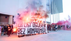 Navijači Osijeka pored Opus Arene, Foto: Borna Jakšić/PIXSELL