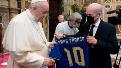 Papa Franjo i predsjednik Dinama Mirko Barišić
