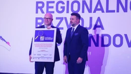 Vedran Kružić, ravnatelj razvojne agencije PGŽ Prigoda preuzima nagradu za doprinos poduzetništvu