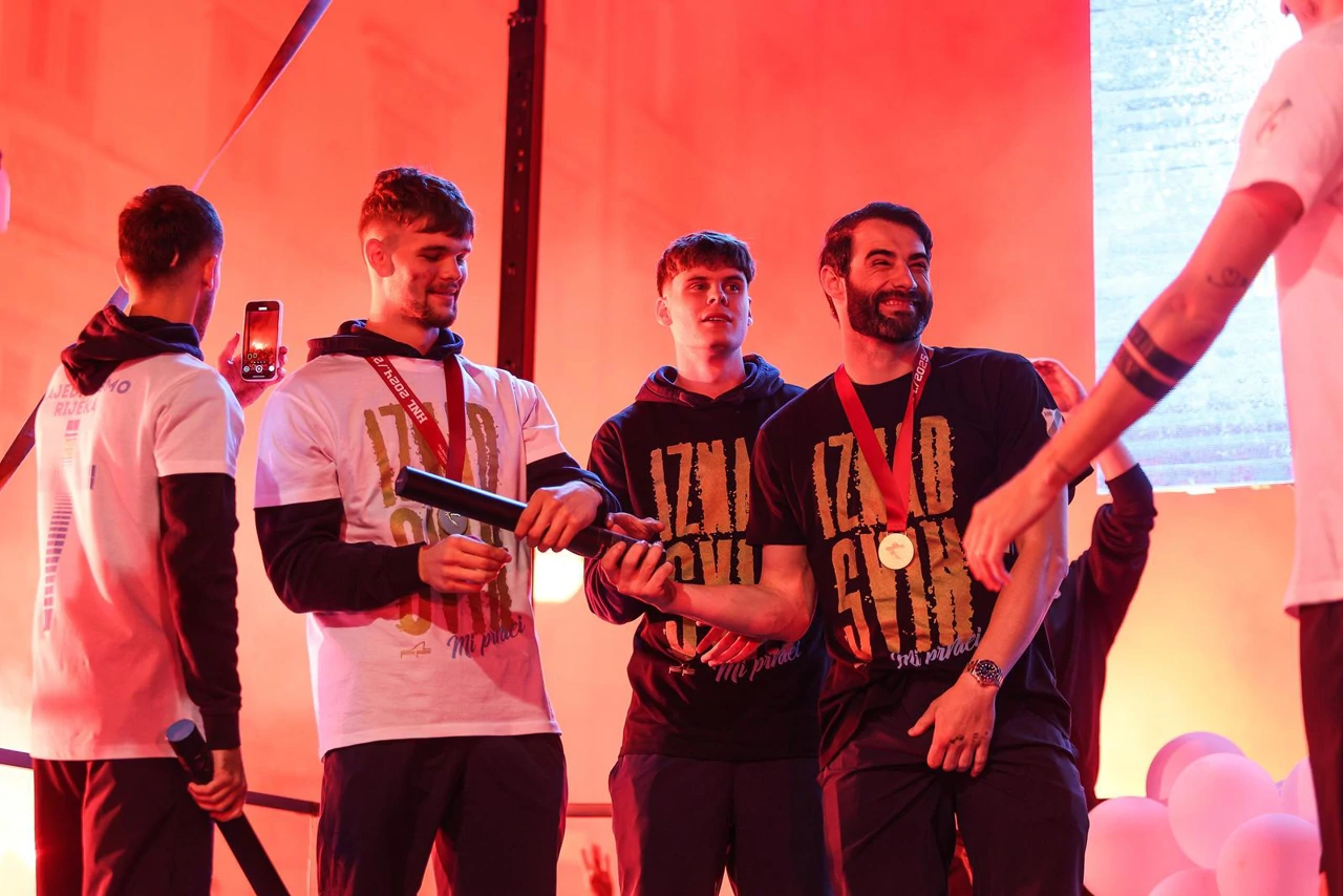 Nogometaši Rijeke slave s navijačima na Korzu