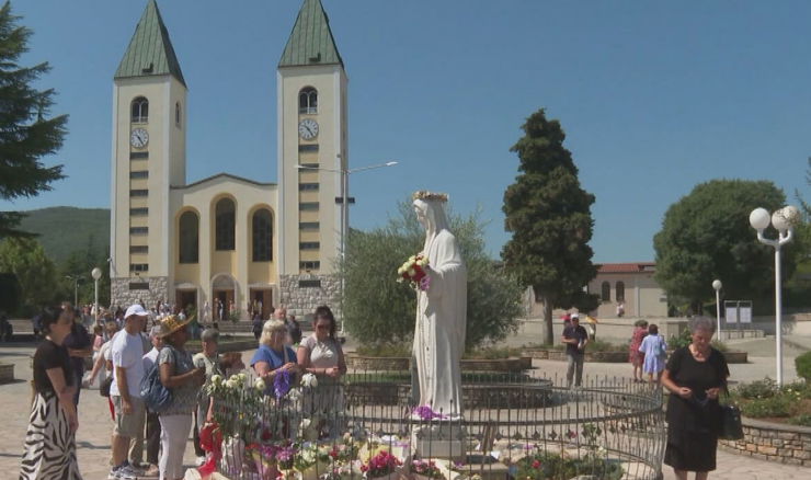 45 godina od Gospinih ukazanja: Rijeke hodočasnika i dalje hrle u Međugorje