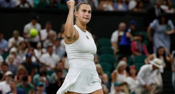 Arina Sabalenka slavi pobjedu nad Raducanu