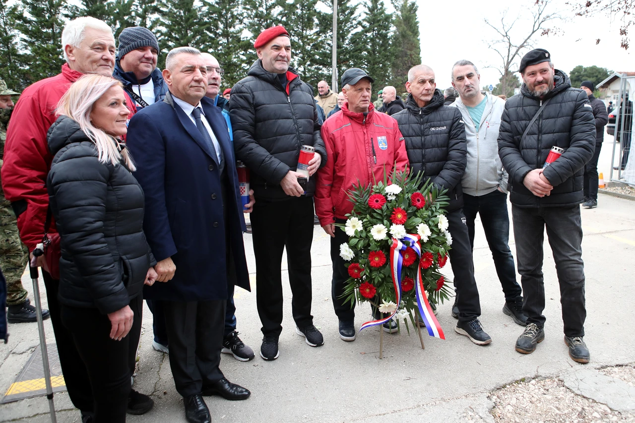 Odavanje počasti poginulim hrvatskim braniteljima na gradskom groblju Zadar, Foto: Sime Zelic /Pixsell