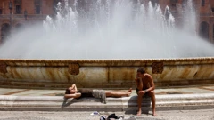 Turisti se hlade uz fontanu na Plaza de Espana u Sevilli na 45 °C