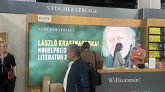 Štand Krasznahorkaijeva njemačkog izdavača na Sajmu knjiga u Frankfurtu