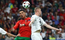  Cristiano Ronaldo i Žan Karničnik, Foto: Kai Pfaffenbach/REUTERS