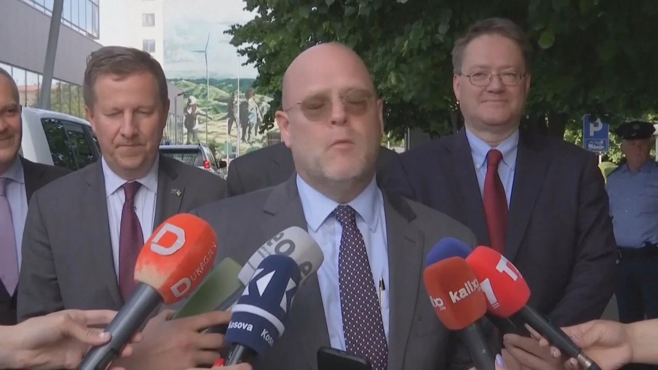 Američki veleposlanik na Kosovu daje izjavu novinarima