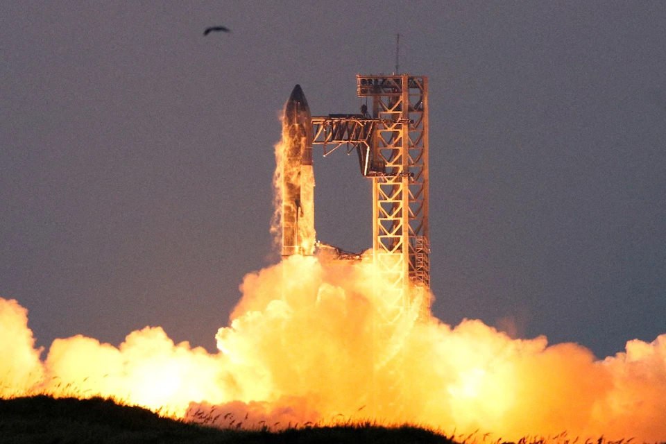 Musk: SpaceX daje prioritet 'samorastućem gradu' na Mjesecu