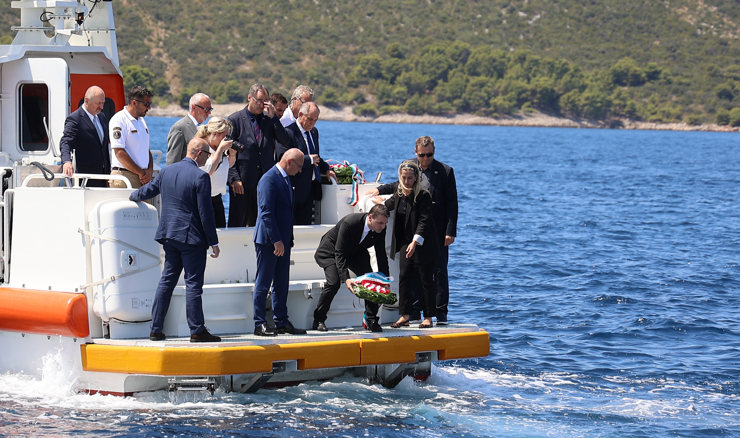 Split: Češki ministar položio vijence u more za poginule sunarodnjake